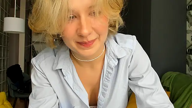 Lilith lutherlow online show from December 21, 11:23 am