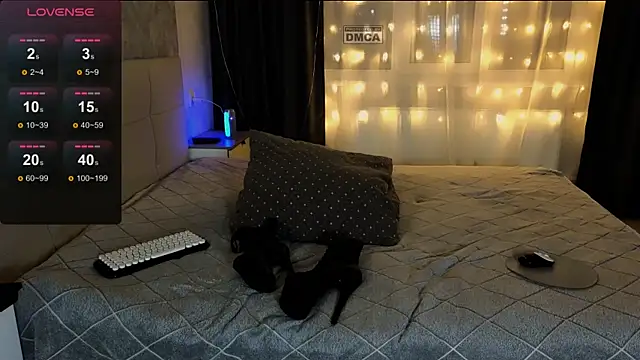 Snapshot of RoxieCrash chatting on November 11, 5:30 pm RoxieCrash online show from November 11, 5:30 pm