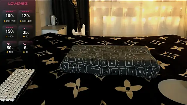 Snapshot of RoxieCrash chatting on November 30, 5:47 pm RoxieCrash online show from November 30, 5:47 pm