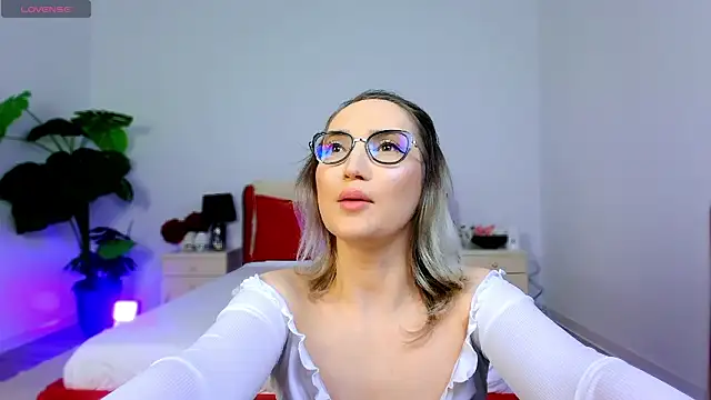 CharmingAnnie online show from April 14, 5:40 pm