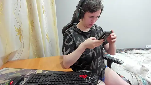 iliaskrislove online show from April 8, 5:47 pm