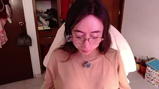 emily pearl  online show from October 17, 9:16 pm