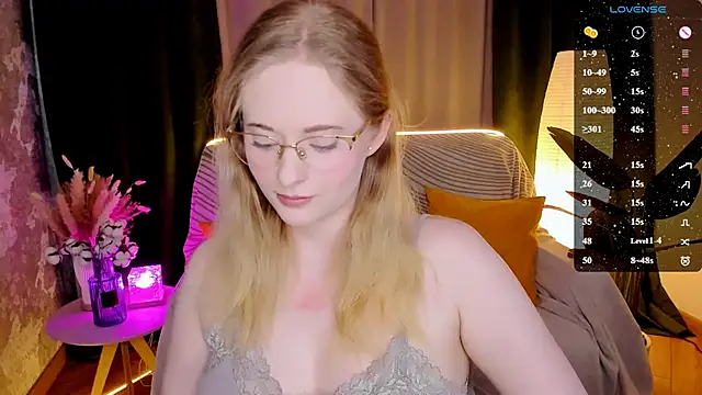 Snapshot of Aemilia_ chatting on February 8, 6:33 am Aemilia online show from February 8, 6:33 am