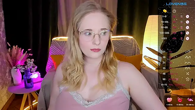 Snapshot of Aemilia_ chatting on February 5, 8:32 am Aemilia online show from February 5, 8:32 am