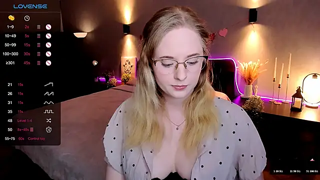 Snapshot of Aemilia_ chatting on February 12, 8:36 am Aemilia online show from February 12, 8:36 am