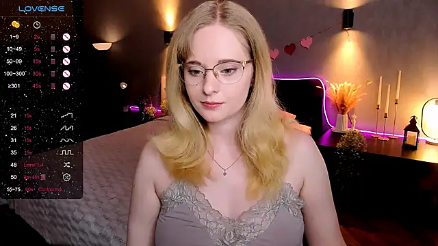 Snapshot of Aemilia_ chatting on February 24, 8:26 am Aemilia online show from February 24, 8:26 am