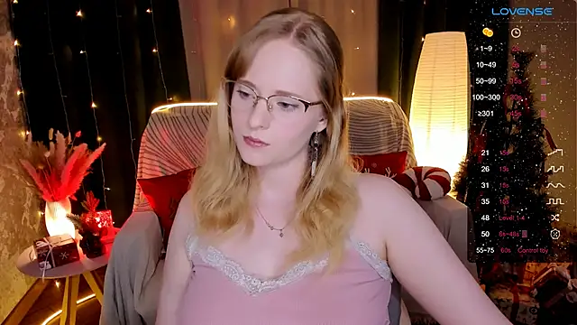 Snapshot of Aemilia_ chatting on December 16, 8:18 am Aemilia online show from December 16, 8:18 am