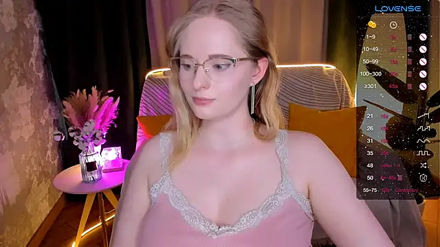 Snapshot of Aemilia_ chatting on February 15, 7:51 am Aemilia online show from February 15, 7:51 am