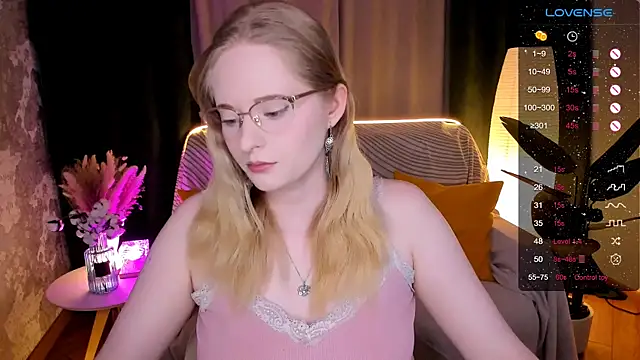 Snapshot of Aemilia_ chatting on February 17, 2:42 am Aemilia online show from February 17, 2:42 am