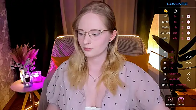 Snapshot of Aemilia_ chatting on February 21, 8:49 am Aemilia online show from February 21, 8:49 am