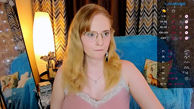 Snapshot of Aemilia_ chatting on December 17, 8:19 am Aemilia online show from December 17, 8:19 am