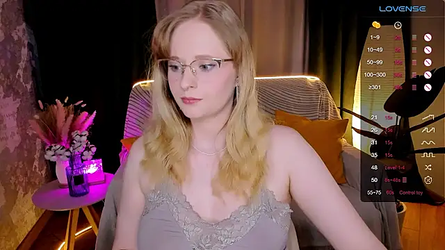 Snapshot of Aemilia_ chatting on January 15, 8:51 am Aemilia online show from January 15, 8:51 am