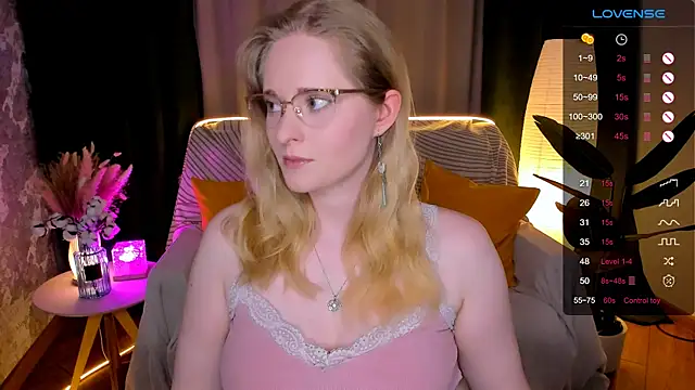 Snapshot of Aemilia_ chatting on February 25, 8:25 am Aemilia online show from February 25, 8:25 am