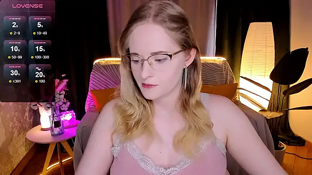 Snapshot of Aemilia_ chatting on February 3, 8:30 am Aemilia online show from February 3, 8:30 am