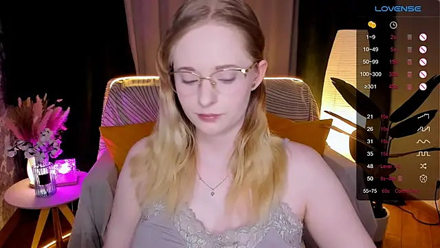 Snapshot of Aemilia_ chatting on February 20, 8:27 am Aemilia online show from February 20, 8:27 am