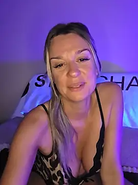 Snapshot of SpicyVicky chatting on June 16, 4:23 am SpicyVicky online show from June 16, 4:23 am