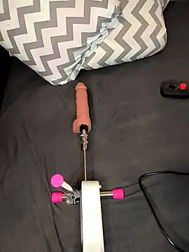 Snapshot of Linalicious chatting on November 20, 8:26 am Linalicious online show from November 20, 8:26 am