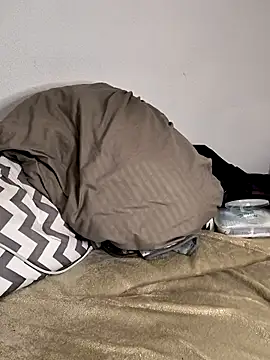 Snapshot of Linalicious chatting on February 25, 6:57 am Linalicious online show from February 25, 6:57 am