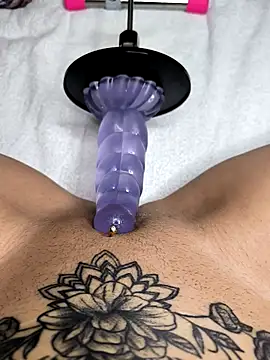 Snapshot of Linalicious chatting on January 7, 1:27 pm Linalicious online show from January 7, 1:27 pm