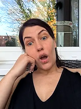 Snapshot of Linalicious chatting on November 6, 2:21 pm Linalicious online show from November 6, 2:21 pm