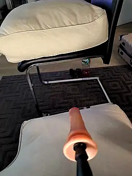 Snapshot of Linalicious chatting on November 26, 8:58 am Linalicious online show from November 26, 8:58 am