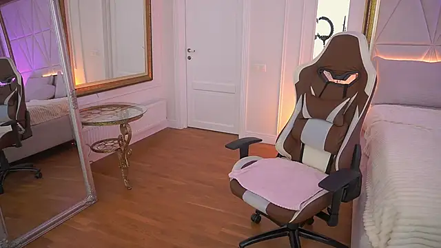 CozyMell online show from March 24, 2:28 pm