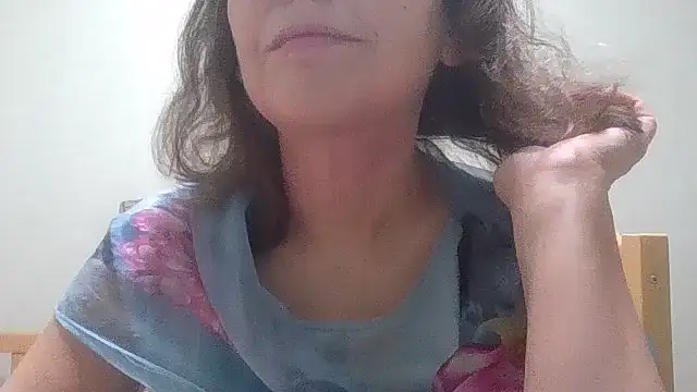 Snapshot of HollyJewel chatting on December 4, 5:01 pm HollyJewel online show from December 4, 5:01 pm