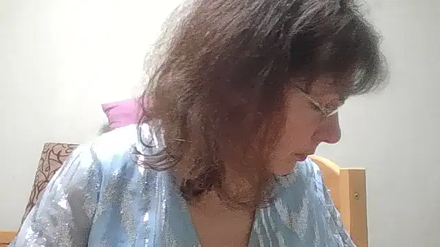 HollyJewel online show from April 2, 4:24 pm