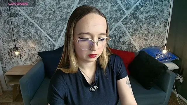 Liaroberts1 online show from June 4, 2:00 pm