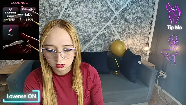 Liaroberts1 online show from August 6, 1:50 pm