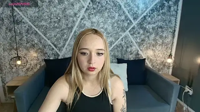 Liaroberts1 online show from July 6, 1:51 pm