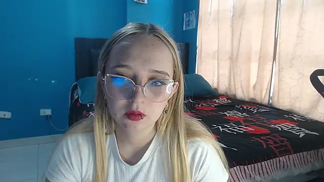 Liaroberts1 online show from October 6, 11:55 am