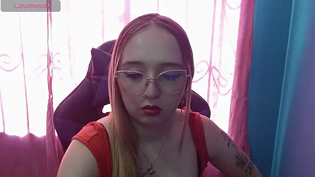 Liaroberts1 online show from June 2, 1:55 pm