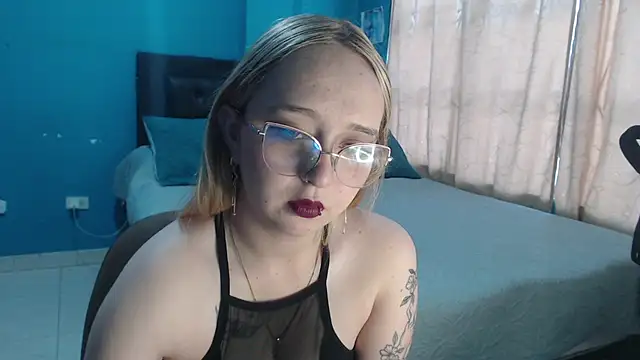 Liaroberts1 online show from September 12, 11:43 am
