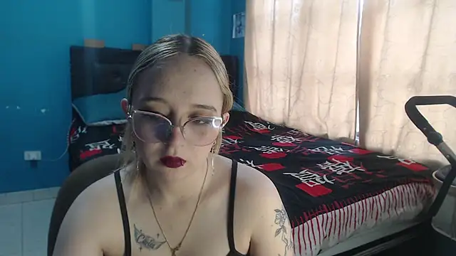 Liaroberts1 online show from October 2, 12:08 pm