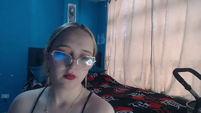 Liaroberts1 online show from October 7, 12:06 pm