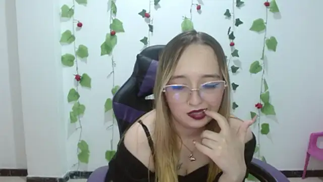 Liaroberts1 online show from May 9, 4:49 am