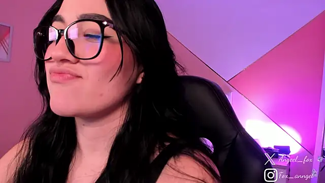 Snapshot of angeel_fox chatting on February 8, 6:22 am angeel fox online show from February 8, 6:22 am