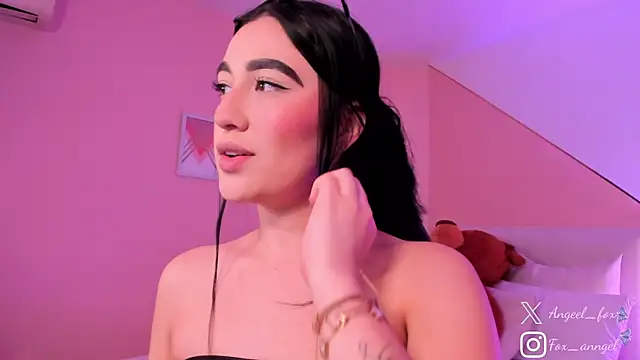 Snapshot of angeel_fox chatting on February 7, 11:29 am angeel fox online show from February 7, 11:29 am