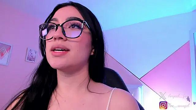 Snapshot of angeel_fox chatting on February 5, 4:08 am angeel fox online show from February 5, 4:08 am