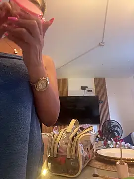 Snapshot of JoannaStanford chatting on October 24, 10:09 pm JoannaStanford online show from October 24, 10:09 pm