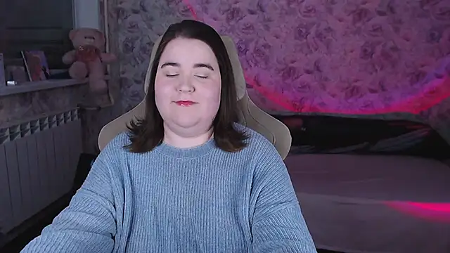 Estelle Hicks online show from April 13, 6:45 pm