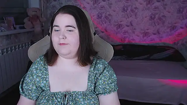 Estelle Hicks online show from March 22, 6:42 pm