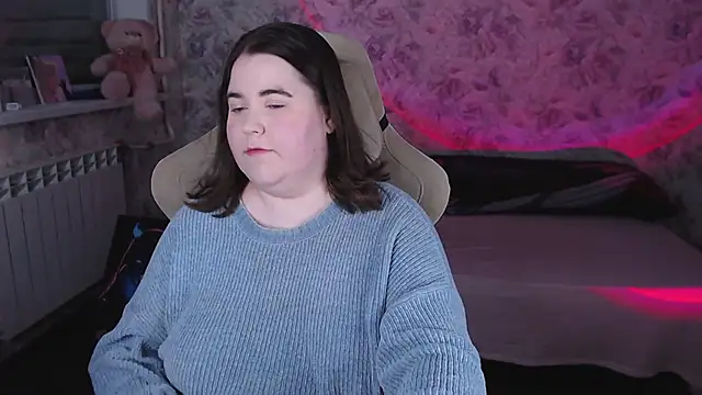 Estelle Hicks online show from April 10, 6:37 pm