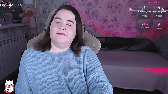 Estelle Hicks online show from April 15, 6:45 pm