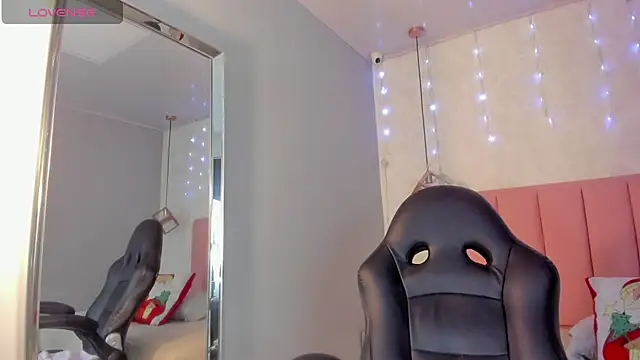 SUNNYCYRUS online show from December 17, 12:32 pm