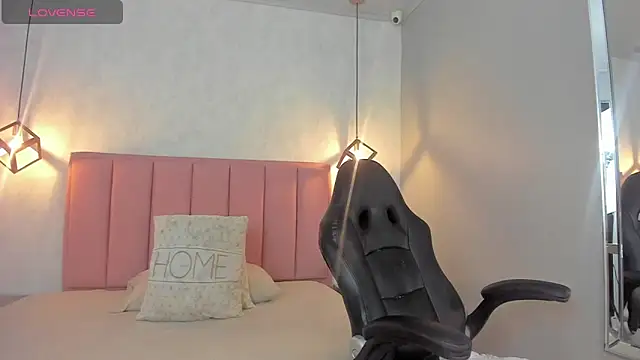 SUNNYCYRUS online show from March 26, 12:58 pm