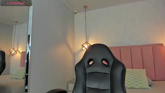 SUNNYCYRUS online show from March 24, 1:00 pm