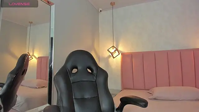 SUNNYCYRUS online show from March 25, 12:48 pm