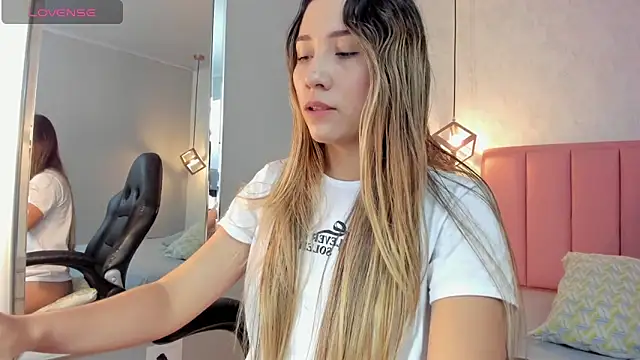 SUNNYCYRUS online show from April 29, 12:53 pm